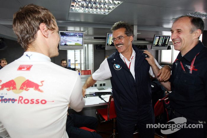 Ganador de la pole position Sebastian Vettel celebra con Dr. Mario Theissen, BMW Sauber F1 Team, BMW