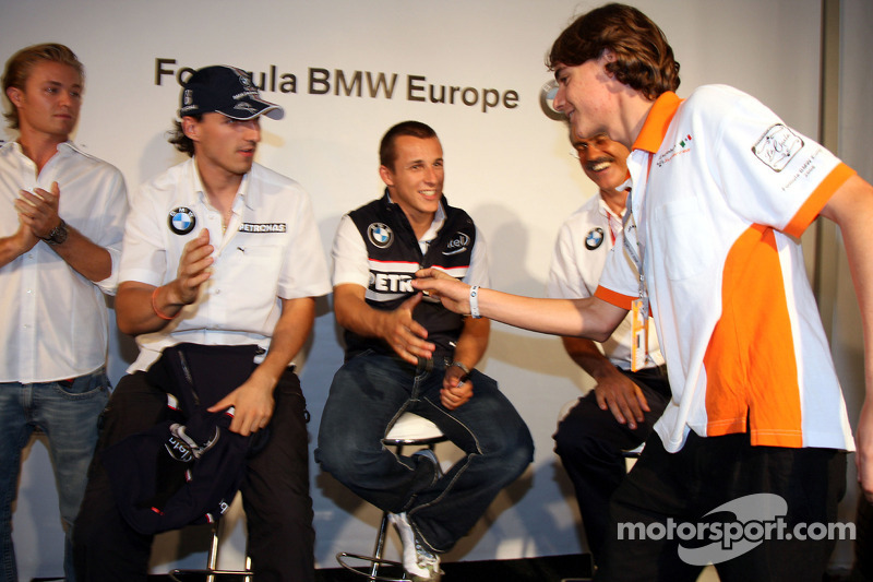 Barbacoa en el Hospitality FBMW: Nico Rosberg, WilliamsF1 equipo, Robert Kubica, BMW Sauber F1 Team
