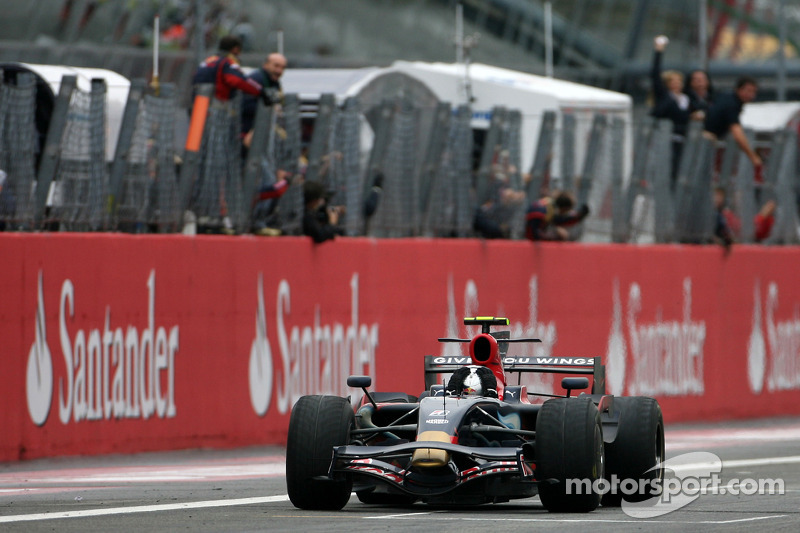 Ganador de la carrera Sebastian Vettel celebra