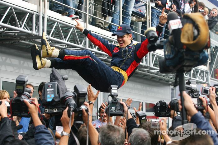 Ganador de la carrera Sebastian Vettel celebra con miembros del equipo Scuderia Toro Rosso