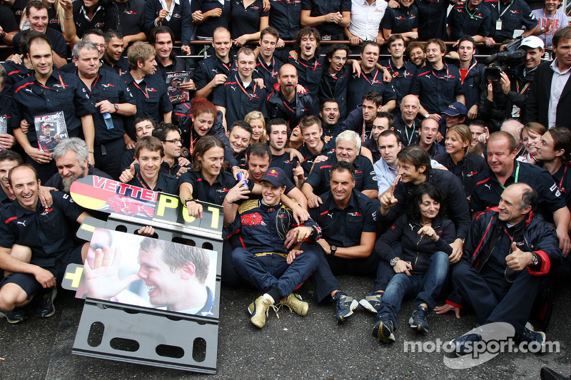 Abschlussfoto mit dem Team in der Boxengasse