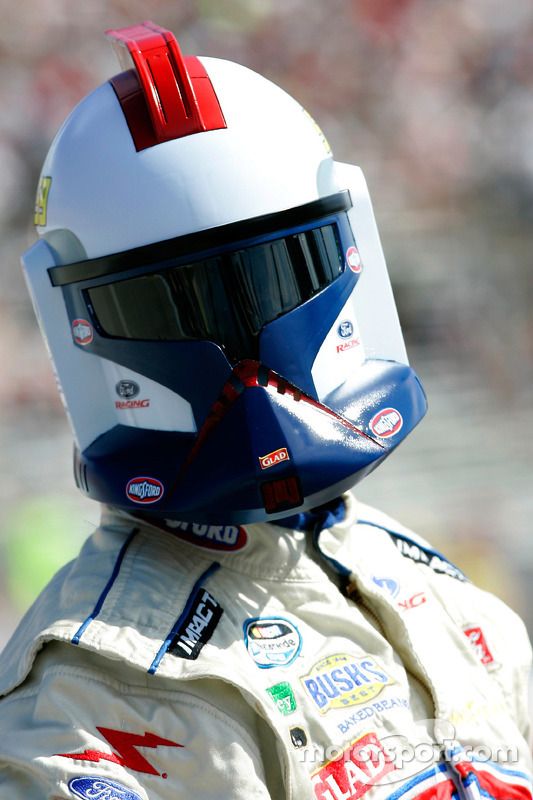 (NASCAR XFINITY) Marcos Ambrose lleva un casco de un soldado Stormtrooper de Star Wars
