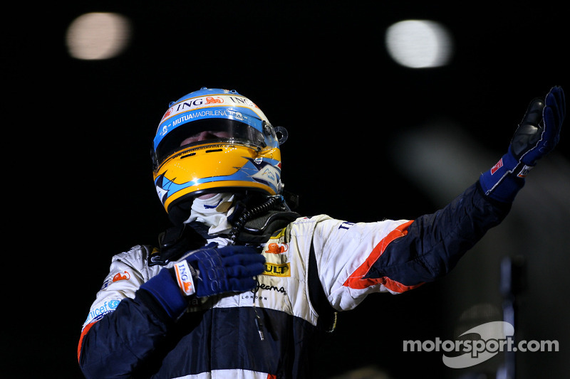 Ganador de la carrera Fernando Alonso celebra
