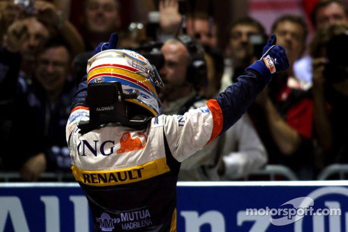 Ganador de la carrera Fernando Alonso celebra