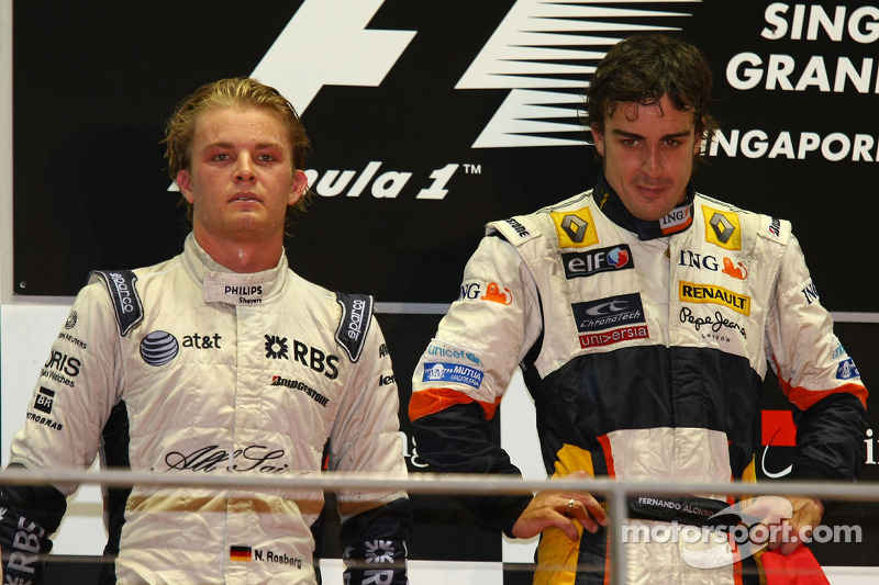 Podio: ganador de la carrera Fernando Alonso, segundo lugar de Nico Rosberg
