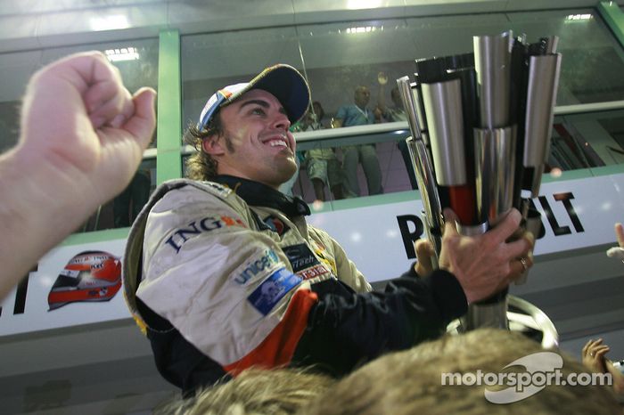 Ganador de la carrera Fernando Alonso celebra