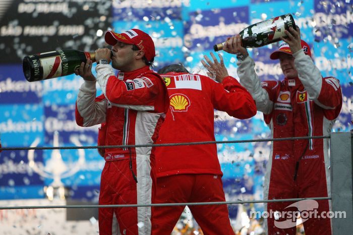 Podio: champaña para Felipe Massa, Kimi Raikkonen y Stefano Domenicali