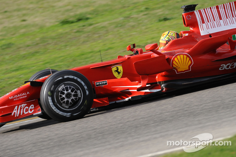 Valentino Rossi mengemudikan Ferrari F2008 di Mugello pada 2008
