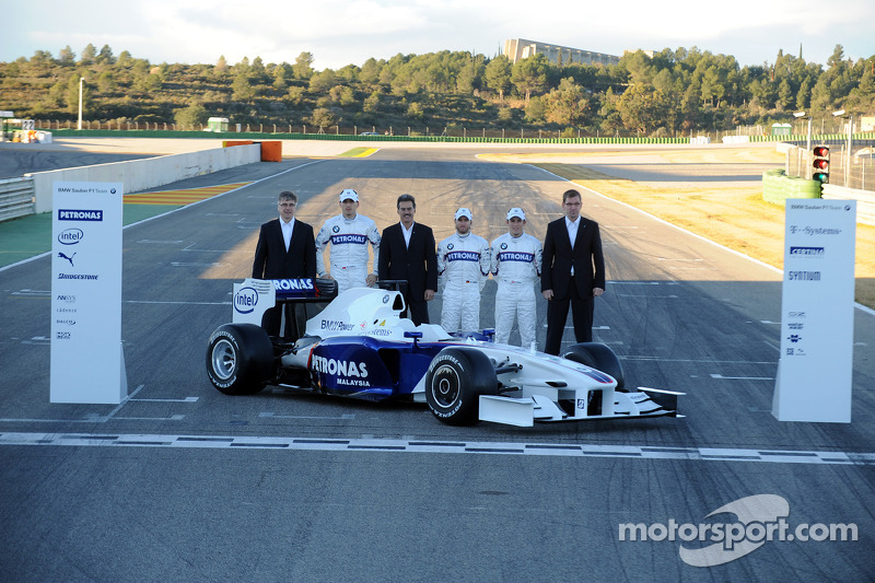 Walter Riedl, Robert Kubica, Dr. Mario Theissen, Nick Heidfeld, Christian Klien ve Markus Duismann ve yeni BMW Sauber F3.09