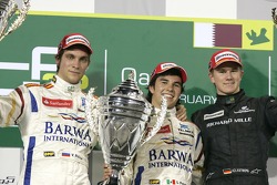 Podium: gagnant Sergio Perez, seconde place Vitaly Petrov, troisième place Nico Hulkenberg