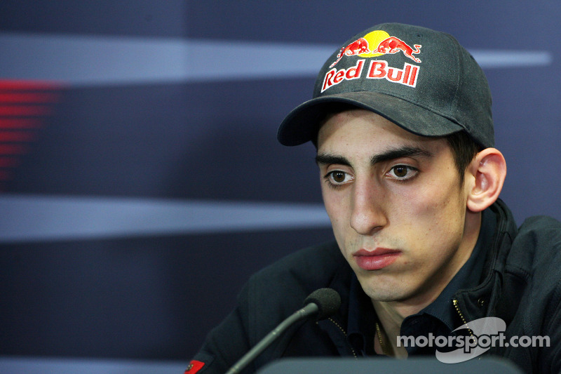 Vettel, então, foi promovido à Red Bull. Ele foi substituído por Sebastien Buemi, que se juntava ao xará Bourdais.