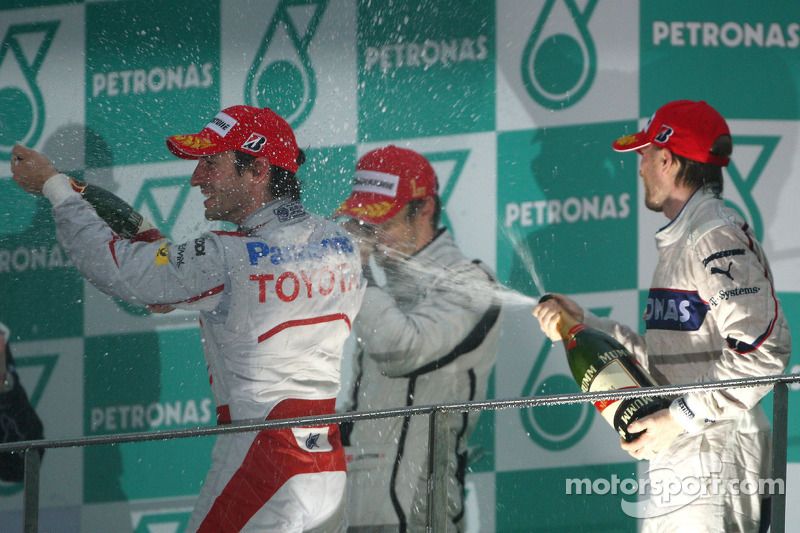 Podio: ganador de la carrera Jenson Button, Brawn GP; Nick Heidfeld, BMW Sauber F1 Team el segundo l
