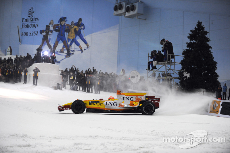 Nelson A. Piquet pilote la Renault R28 dans la neige de Dubaï