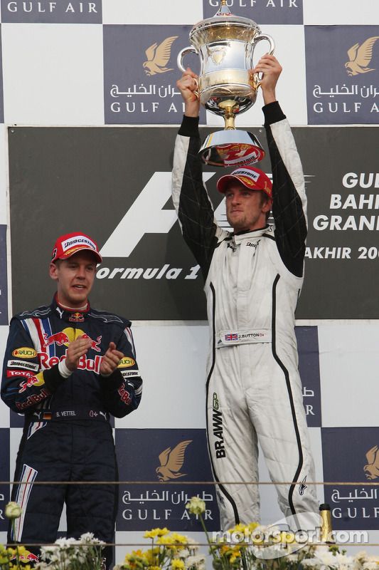 Podio: ganador de la carrera Jenson Button, Brawn GP, segundo lugar Sebastian Vettel