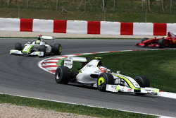 Рубенс Баррикелло, Brawn GP; на заднем плане - Дженсон Баттон, Brawn GP