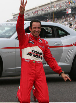 Ganador de la carrera Helio Castroneves celebra