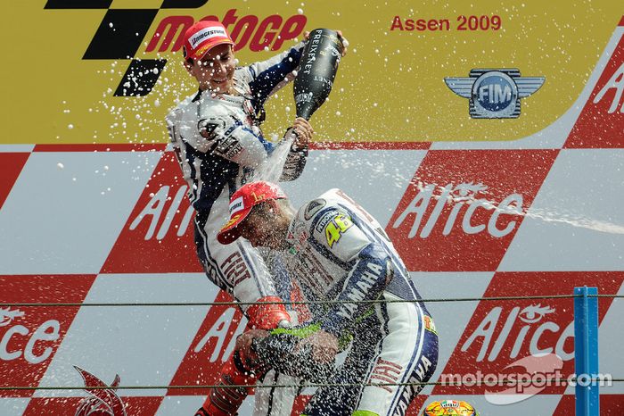 Podio: ganador de la carrera Valentino Rossi Fiat Yamaha Team celebra su triunfo 100 de MotoGP con  Jorge Lorenzo