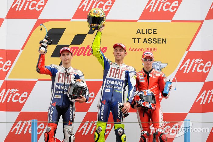Podio: 1º Valentino Rossi, 2º Jorge Lorenzo, 3º Casey Stoner