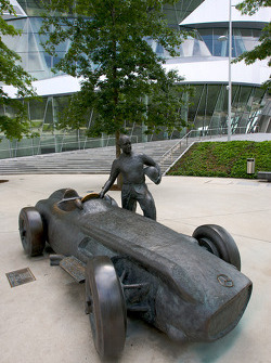 Estátua de bronze de Juan Manuel Fangio e sua Mercedes-Benz W196