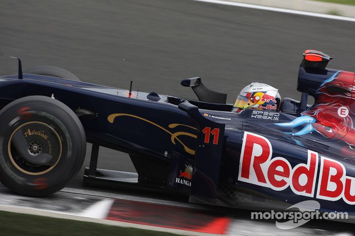 Toro Rosso ha sido un equipo con toque español. Solo McLaren ha disputado más carreras con un piloto de nuestro país (entre Alonso, de la Rosa y Sainz) que Toro Rosso, que entre el propio Sainz y Jaime Alguersuari (en la foto) ha hecho que España tuviera representante en 102 grandes premios. Además, eso provocó que a Toro Rosso llegaran importantes patrocinadores españoles como Cepsa o Estrella Galicia.