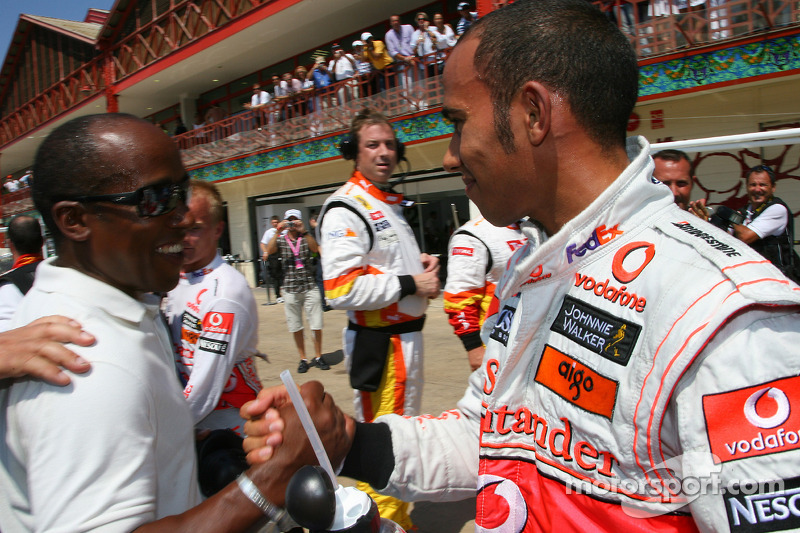 Lewis Hamilton, McLaren Mercedes celebra la pole con su padre, Anthony Hamilton