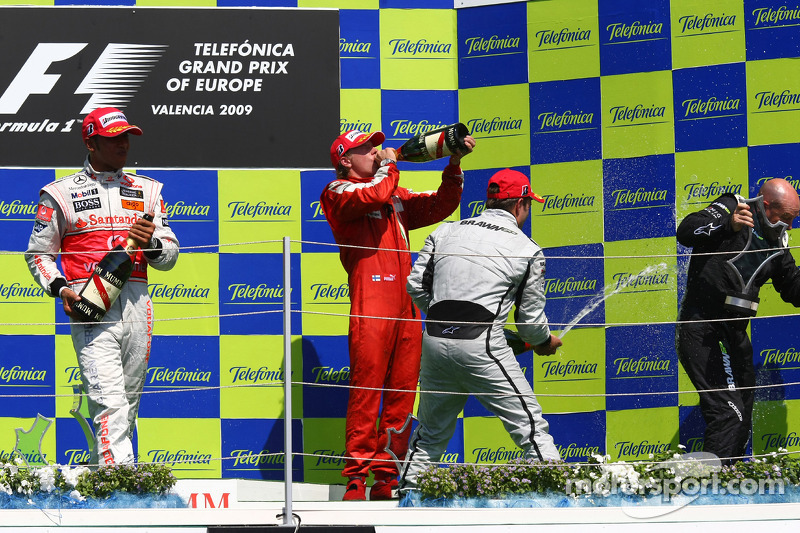 2009. Валенсія. Подіум: 1. Рубенс Баррікелло, Brawn-Mercedes. 2. Льюіс Хемілтон, McLaren-Mercedes. 3. Кімі Райкконен, Ferrari