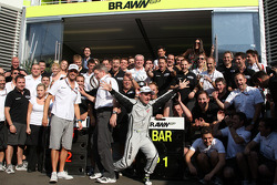 Vencedor Rubens Barrichello, Brawn GP, celebra com Jenson Button, BrawnGP, Ross Brawn, diretor da Brawn GP, e mecânicos da BrawnGP