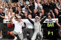 Vencedor Rubens Barrichello, Brawn GP, celebra com Jenson Button, BrawnGP, Ross Brawn, diretor da Brawn GP, e mecânicos da BrawnGP
