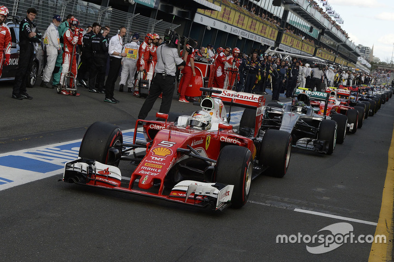 De openingsrace in de Formule 1 dit jaar leek lange tijd uit te lopen op een verrassing, wie ging er tot de code rood aan de leiding van de wedstrijd?