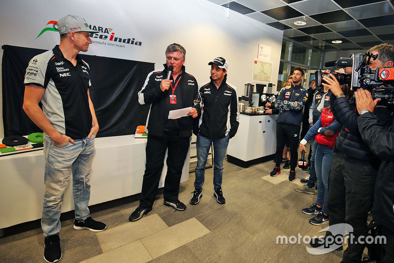 Sahara Force India F1 Team celebrar 100 Grands Prix: Nico Hulkenberg, Sahara Force India F1, Otmar Szafnauer, Director de operaciones de Sahara Force India F1, Sergio Pérez, Sahara Force India F1
