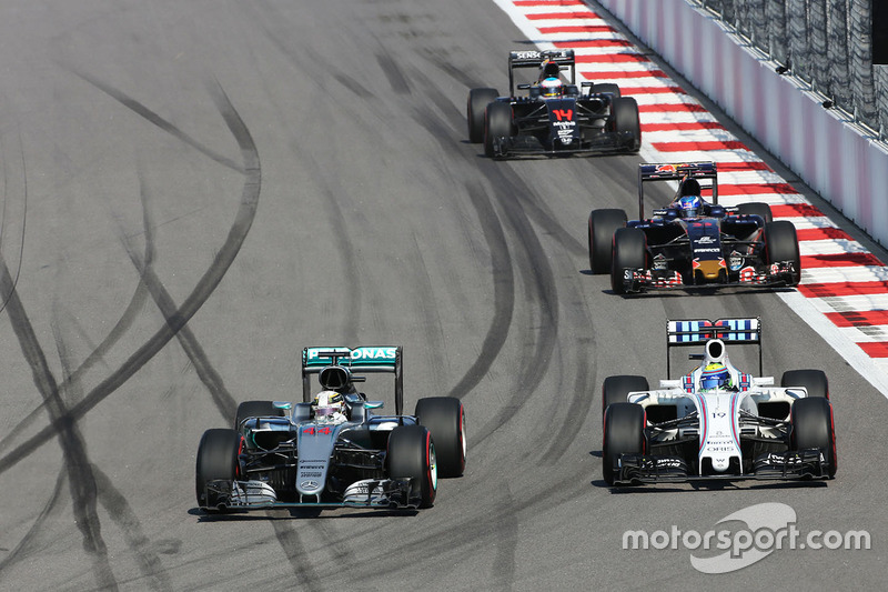Lewis Hamilton, Mercedes AMG F1 Team W07 e Felipe Massa, Williams FW38, brigam por posição