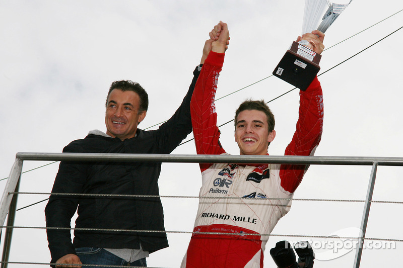 Podio: ganador de la carrera y campeón Jules Bianchi, ART Grand Prix Dallara F308 Mercedes
