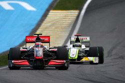 Heikki Kovalainen, McLaren Mercedes vor Jenson Button, BrawnGP