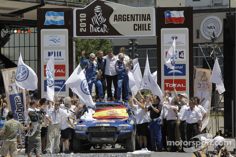 Podium catégorie Autos Dakar 2010: Carlos Sainz et Lucas Cruz, vainqueurs, célèbrent leur succès avec Kris Nissen