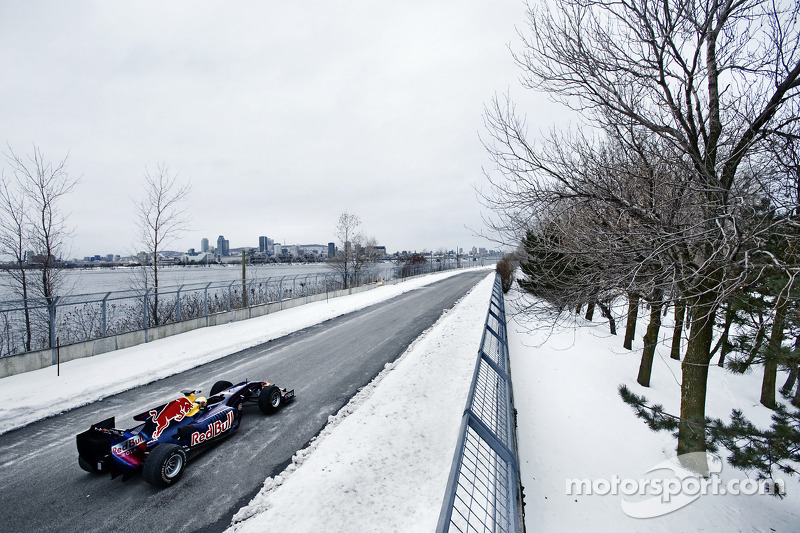 Sebastien Buemi in de Red Bull Racing F1 wagen in de sneeuw, Circuit Gilles-Villeneuve in Lac-à-l'Ea