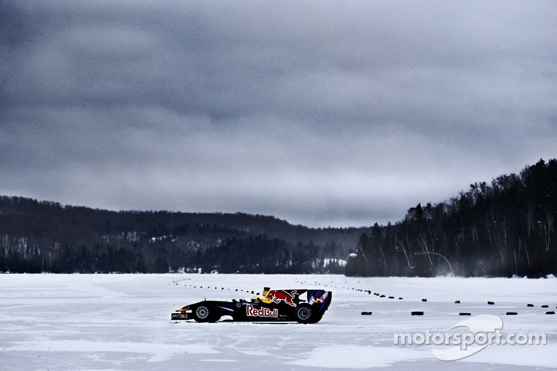 Sebastien Buemi im Formel-1-Auto von Red Bull Racing im Schnee am Circuit Gilles-Villeneuve in Montr