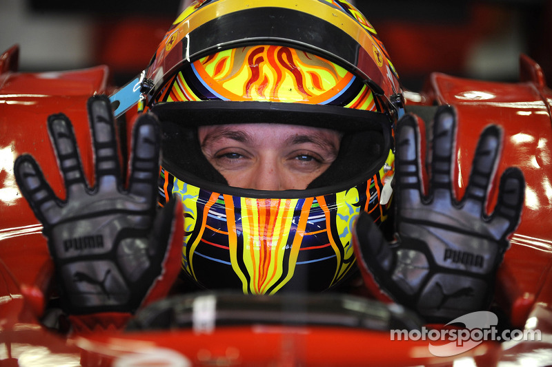 Valentino Rossi tersenyum di balik kemudi Ferrari F2008 di Catalunya pada 2010