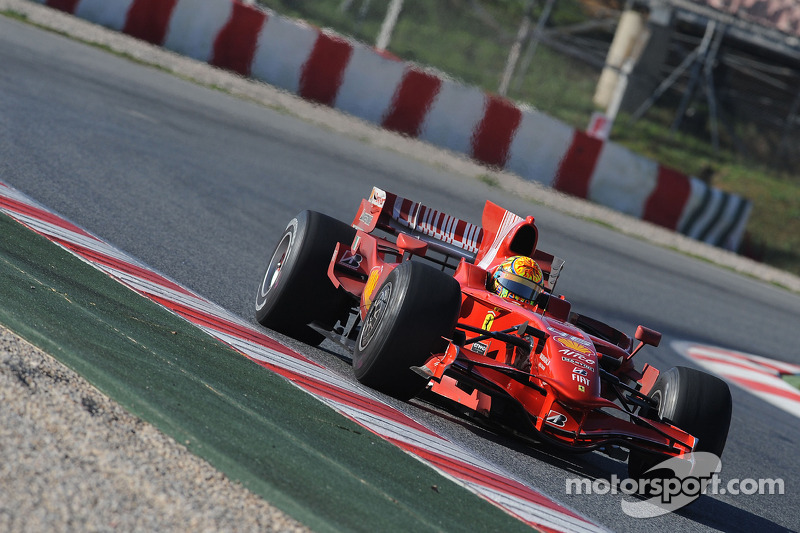 Valentino Rossi prueba el Ferrari F2008 en Barcelona