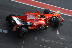 Valentino Rossi testet den Ferrari F2008