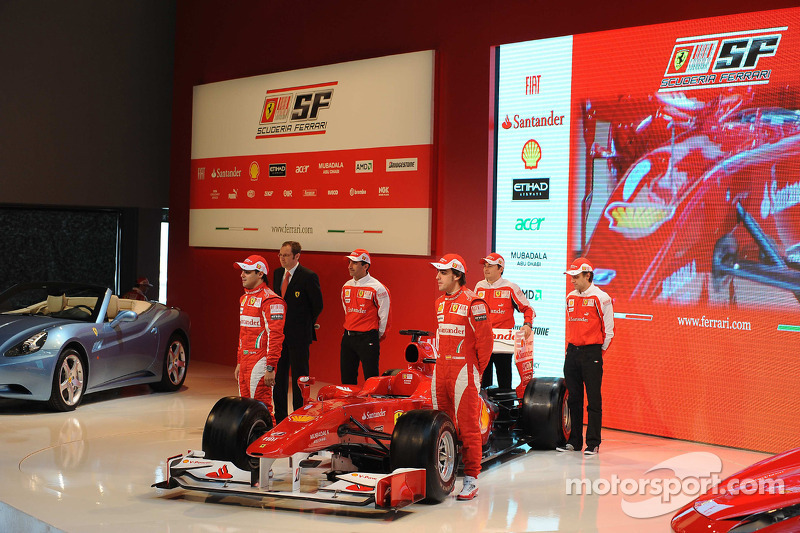 Felipe Massa, Fernando Alonso, Marc Gene, Giancarlo Fisichella ve Luca Badoer unveil Ferrari F10