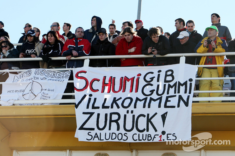 Fans mit Plakat für Michael Schumacher, Mercedes GP