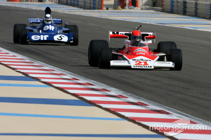 1976 McLaren M23 et Sir Jackie Stewart, 1969, 1971, 1973 F1 Champion du Monde pilote la 1973 Tyrrell-Ford 006