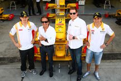 Robert Kubica, de Renault F1 Team con Emerson Fittipaldi, Jordi CEO de TW steel relojes y Vitaly Pet