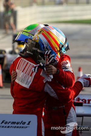 Ganador de la carrera Fernando Alonso, Scuderia Ferrari celebra con el segundo lugar Felipe Massa, S