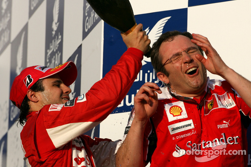 Подіум: Феліпе Масса, Ferrari, і Стефано Доменікалі, спортивний директор Ferrari
