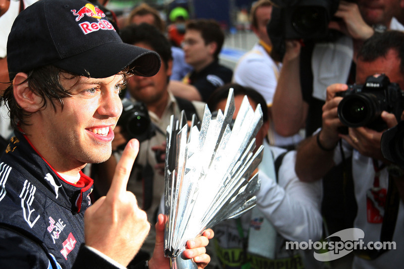 Ganador de la carrera Sebastian Vettel, Red Bull Racing celebra con su equipo