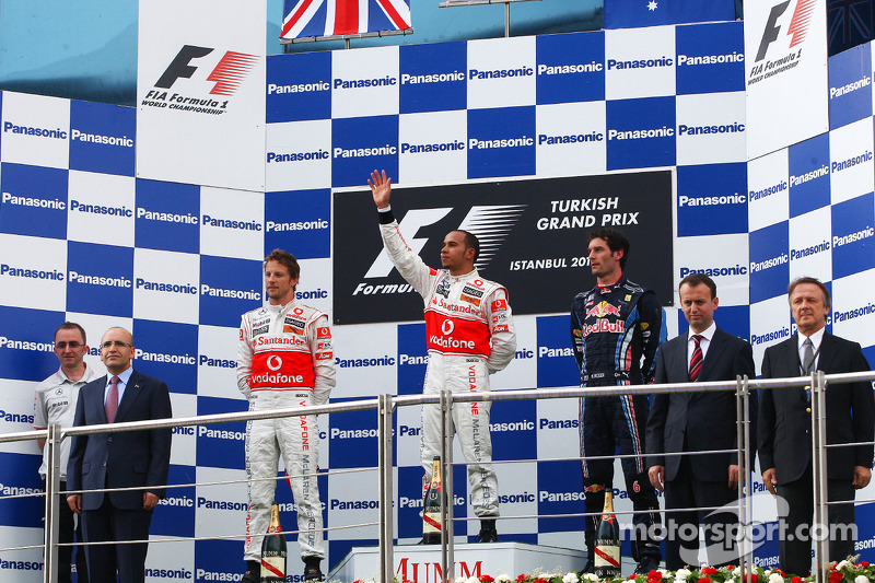 Podio: ganador de la carrera Lewis Hamilton, McLaren Mercedes, segundo clasificado Jenson Button, Mc