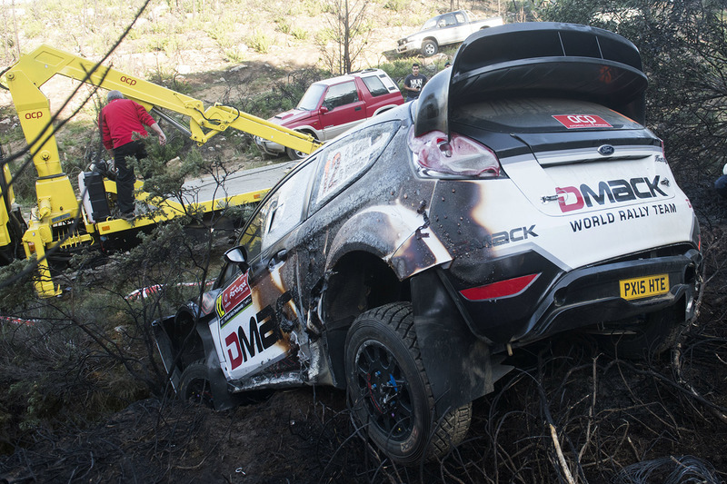 Los restos quemados del coche de Ott Tanak, Raigo Molder, DMACK World Rally Team