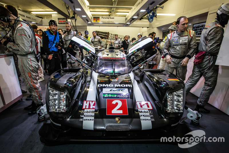 Pole winners #2 Porsche Team Porsche 919 Hybrid: Romain Dumas, Neel Jani, Marc Lieb back in the pit box