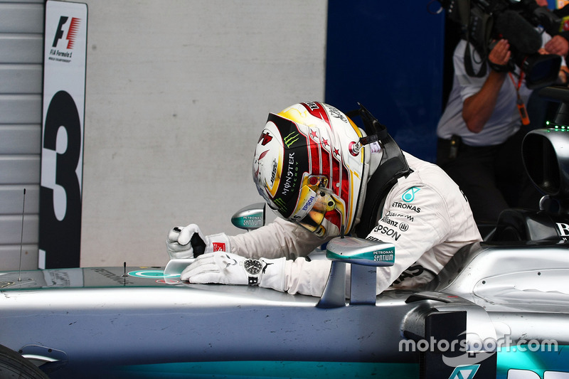 Le vainqueur Lewis Hamilton, Mercedes AMG F1 W07 Hybrid fête sa victoire dans le Parc Fermé